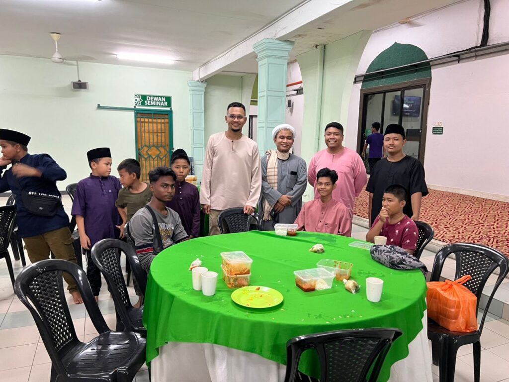 Majlis Berbuka Puasa ADIL bersama anak-anak yatim Kariah Masjid  Nurul Amin Kampung Delek. (12)